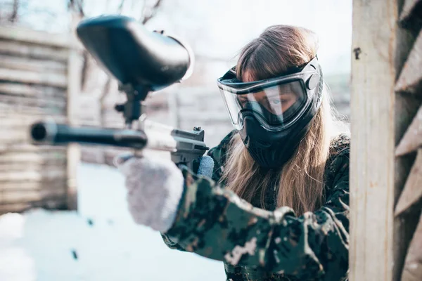 Paintballspielerin Mit Marker Pistole Der Hand Winterschlacht — Stockfoto