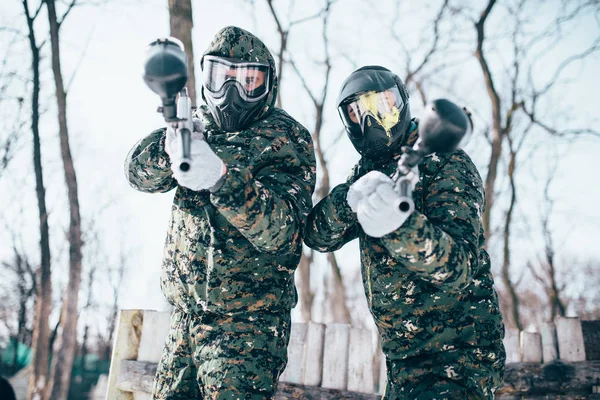 Iki Paintball Oyuncu Askeri Üniforma Yapışan Maskeler Kış Savaşı — Stok fotoğraf
