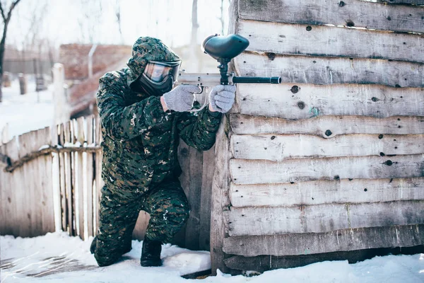 Mannelijke Paintball Speler Met Marker Pistool Handen Aanval Vooraanzicht Winter — Stockfoto