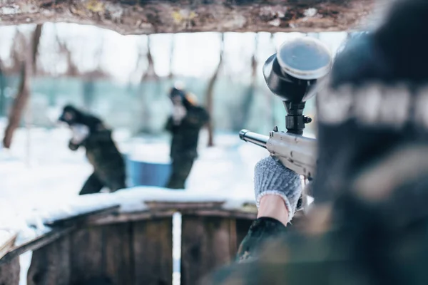 Paintball Spieler Schießen Winter Waldschlacht Extreme Militärische Spiel — Stockfoto