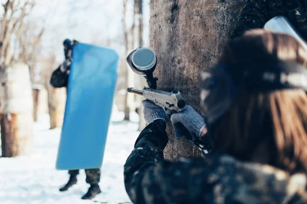 Kvinnliga Paintball Spelare Skjuter Fienden Med Skölden Bakifrån Winter Forest — Stockfoto