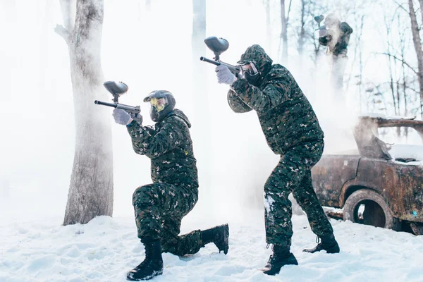 Två Paintball Spelare Militäruniform Och Masker Vintern Strid — Stockfoto