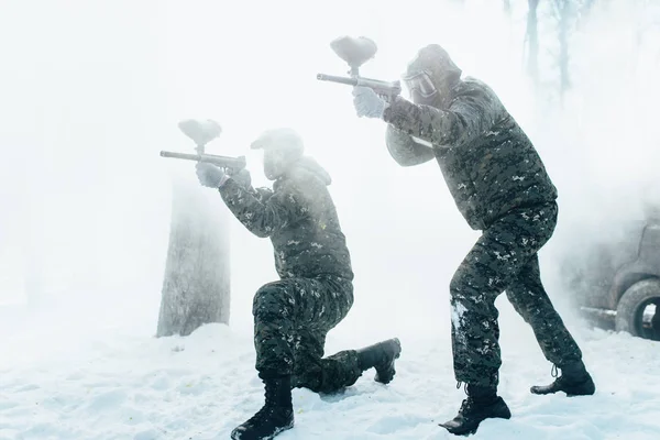 Dva Hráči Paintball Vojenské Uniformě Masky Zimní Bitva — Stock fotografie