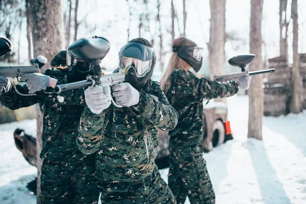 Üniforma Maskeleri Kış Orman Savaşta Elinde Marker Silahlı Paintball Oyuncular — Stok fotoğraf