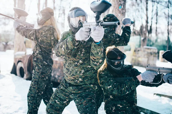 Üniforma Maskeleri Kış Orman Savaşta Elinde Marker Silahlı Paintball Oyuncular — Stok fotoğraf