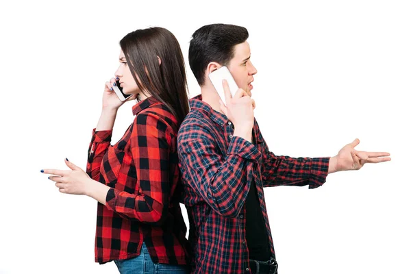 智能手机成瘾的人 夫妇站在后面 用手机交谈 白色背景 知觉概念的操纵 — 图库照片
