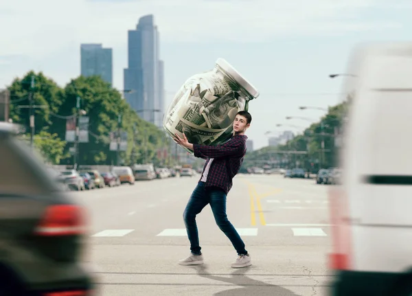 Conceito Economia Dinheiro Jovem Tentando Carregar Frasco Vidro Grande Cheio — Fotografia de Stock