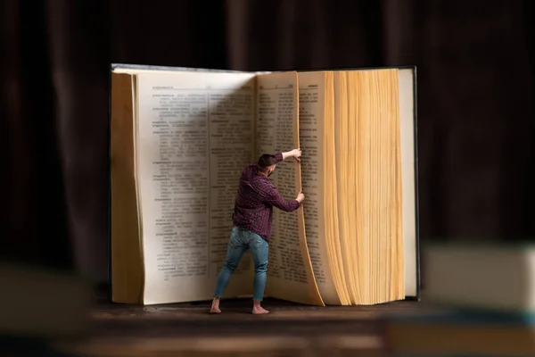 Mannetje Verandert Pagina Van Grote Boek Schaaleffect Verkrijgen Van Kennis — Stockfoto