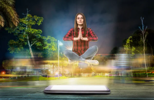 Junge Frau Yoga Pose Schwebt Über Einem Großen Telefon Mit — Stockfoto