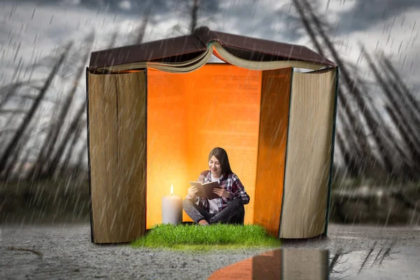 Žena Čte Domě Postaveném Knih Měřítko Efekt Čtení Koncept Malý — Stock fotografie