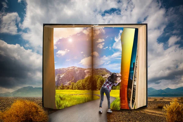 Pequena Mulher Vira Página Grande Livro Vale Deserto Céu Azul — Fotografia de Stock