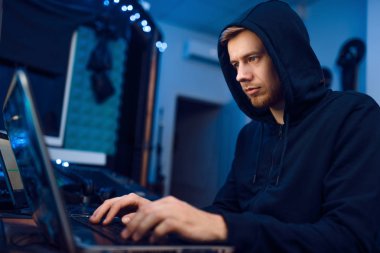 Dizüstü bilgisayarla çalışan programcı, bilgisayar teknolojisi. İş yerinde yönetici, profesyonel kodlama ve şifreleme, ağ güvenliği.