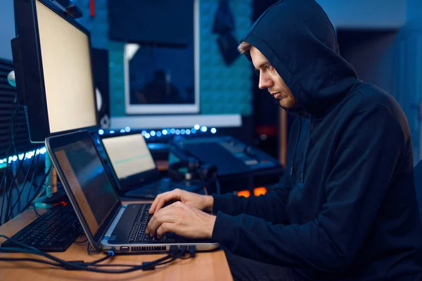 Hacker Motorkap Achter Laptop Informatie Hacken Internet Spion Mannelijke Programmeur — Stockfoto