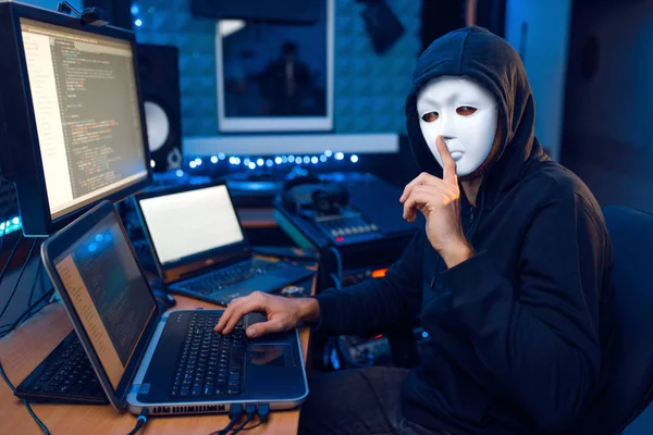 Hacker Mask Och Huva Sitter Sin Arbetsplats Med Bärbar Dator — Stockfoto