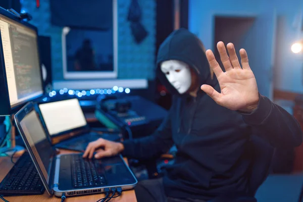 Hacker Mit Maske Und Kapuze Sitzen Seinem Arbeitsplatz Und Hacken — Stockfoto