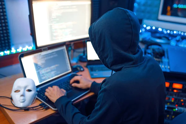 Hacker Mask Och Huva Sitter Sin Arbetsplats Med Bärbar Dator — Stockfoto
