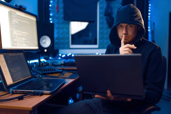 Hacker Mit Kapuze Zeigt Daumen Hoch Seinem Arbeitsplatz Mit Laptop — Stockfoto