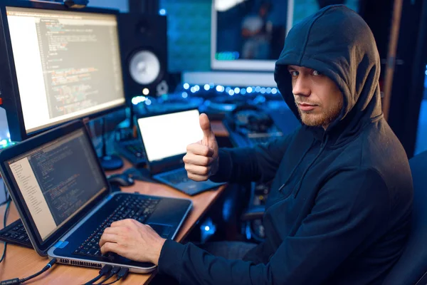 Hacker Dans Capot Montre Pouces Vers Haut Son Lieu Travail — Photo
