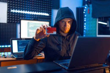 Mahalledeki bilgisayar korsanı, iş yerinde bilgisayar ve masaüstü bilgisayarı, şifre ya da finans hacklemesi, darknet kullanıcısı olan bir banka kartı gösteriyor. İnternet casusu, suç yaşam tarzı, risk işi, ağ suçlusu