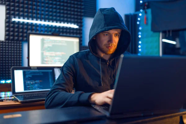 ノートパソコンやデスクトップPc パスワードやアカウントのハッキング ダークネットユーザーと彼の職場でフードのハッカー インターネットスパイ犯罪生活リスク仕事ネットワーク犯罪者 — ストック写真