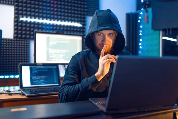Hacker Capucha Muestra Pulgares Hacia Arriba Lugar Trabajo Con Ordenador —  Fotos de Stock