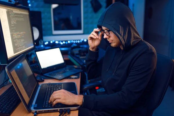 ノートパソコンやデスクトップPc ウェブサイトや企業のハッキング ダークネットユーザーと彼の職場でフードのハッカー インターネットスパイ犯罪生活リスク仕事ネットワーク犯罪者 — ストック写真