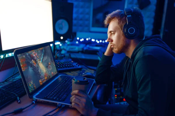 Jugador Masculino Con Joystick Las Manos Durmiendo Computadora Portátil Después —  Fotos de Stock