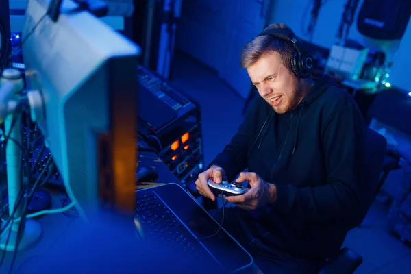 デスクトップPc ゲームライフスタイル サイバースポーツでビデオゲームをプレイジョイスティックを持つ男性ゲーマー コンピュータゲーム中毒 ネオンライトと彼の部屋のビデオゲームプレーヤー — ストック写真