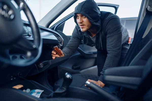 Autodief Pakt Portemonnee Uit Het Dashboardkastje Criminele Levensstijl Stelen Hooded — Stockfoto