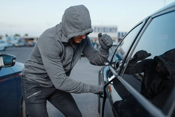 Autodief Die Het Deurslot Breekt Crimineel Werk Inbreker Hooded Mannelijke — Stockfoto