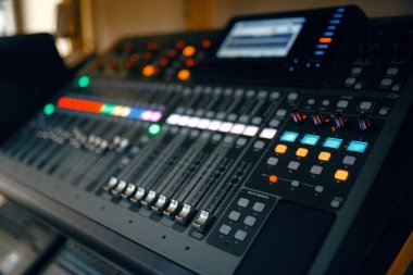 Müzik dükkanında siyah dijital klavye, yakın çekim, hiç kimse. Müzikal enstrüman dükkanında çeşitlilik, müzisyenler ve sanatçılar için profesyonel ekipman