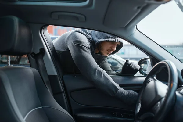Автомобільний Грабіжник Відкриває Двері Ризикує Роботою Краде Чоловічий Бандит Капюшоном — стокове фото