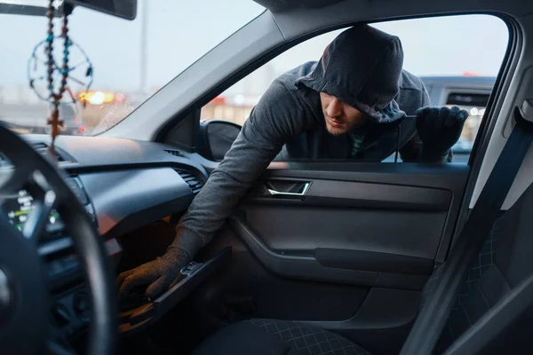 劫车贼偷女人的手提包 犯罪生活方式 蒙面男子盗匪在停车场开了车 汽车抢劫 — 图库照片