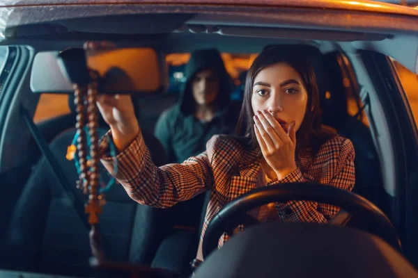 Female Driver Hooded Car Hijacker Back Seat Criminal Lifestyle Stealing — Stock Photo, Image