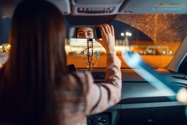 Kvinnlig Chaufför Natten Bilinbrottstjuv Kriminell Stöld Kapare Offer Fordon Parkering — Stockfoto