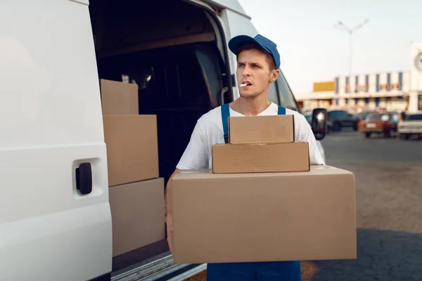 Cargador Uniforme Conteniendo Pila Paquetes Servicio Entrega Hombre Parado Paquetes — Foto de Stock