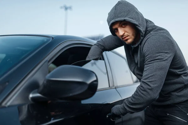 Autodief Inbreker Crimineel Inbreker Dief Hooded Mannelijke Overvaller Opent Voertuig — Stockfoto