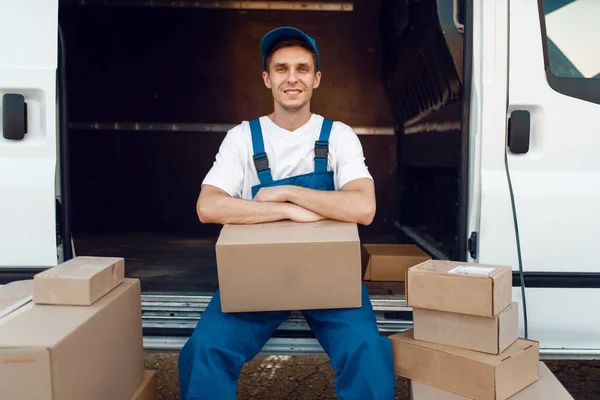 Repartidor Uniforme Sentado Entre Paquetes Cajas Cartón Servicio Entrega Entrega — Foto de Stock