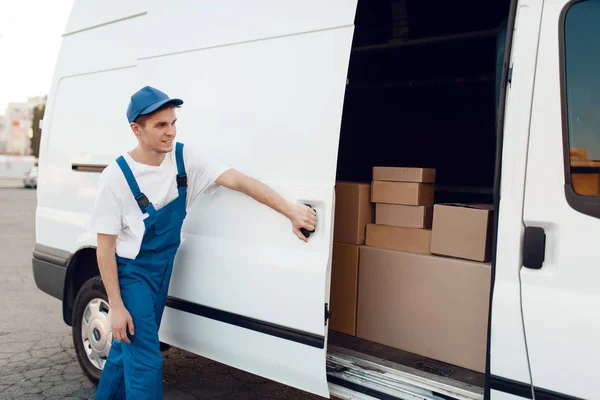 Entregador Uniforme Fechando Porta Carro Auto Com Encomendas Caixas Papelão — Fotografia de Stock