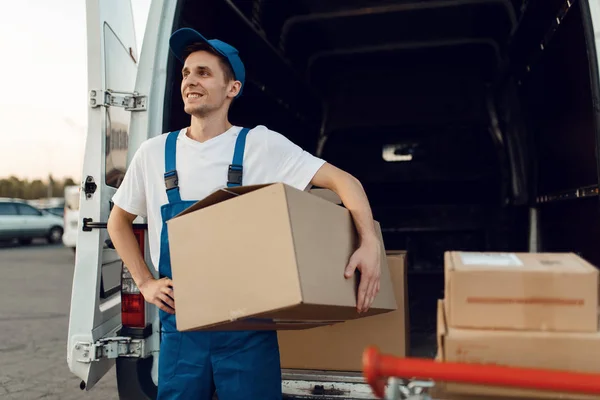 Cargador Caja Cartón Uniforme Servicio Entrega Hombre Parado Paquetes Cartón —  Fotos de Stock