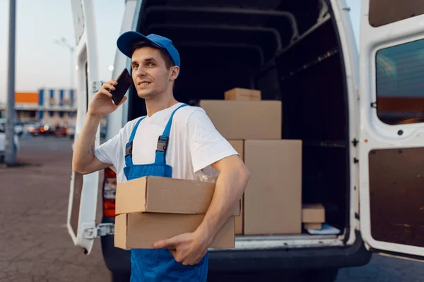 Zusteller Uniform Hält Paket Und Handy Auto Zustelldienst Zustellung Mann — Stockfoto