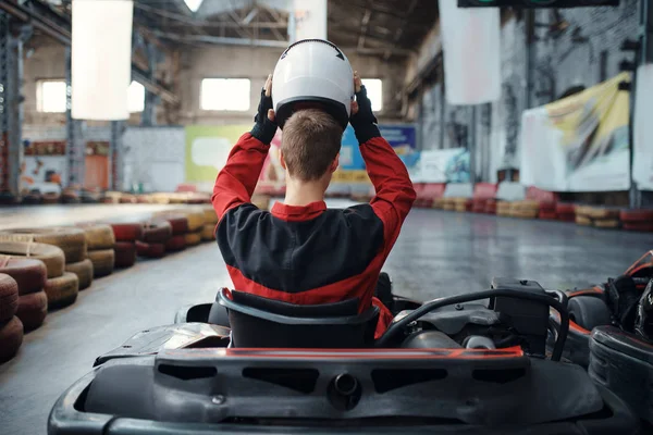 Kart Racer Pone Casco Vista Trasera Karting Interior Carrera Velocidad — Foto de Stock