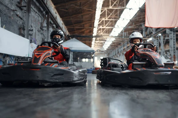 Két Gokart Versenyző Küzd Győzelemért Ölében Oldalnézetben Gokartozva Autós Sport — Stock Fotó