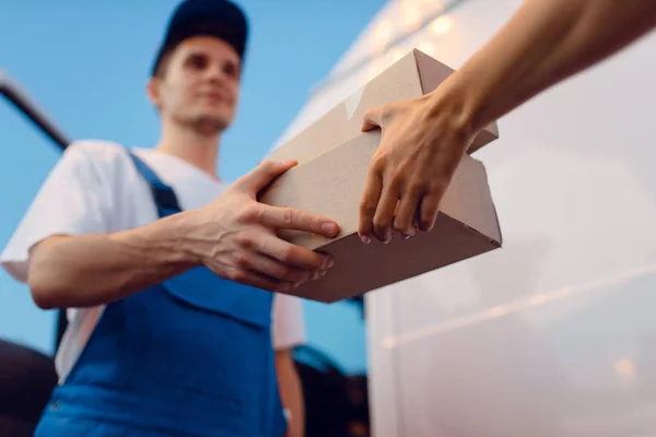 Repartidor Uniforme Paquete Destinatario Femenino Coche Servicio Entrega Hombre Sostiene — Foto de Stock