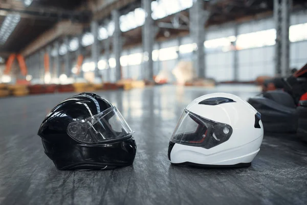 Dvě Motokárové Helmy Zemi Pojetí Automobilového Sportu Rychlost Závodní Motokáry — Stock fotografie