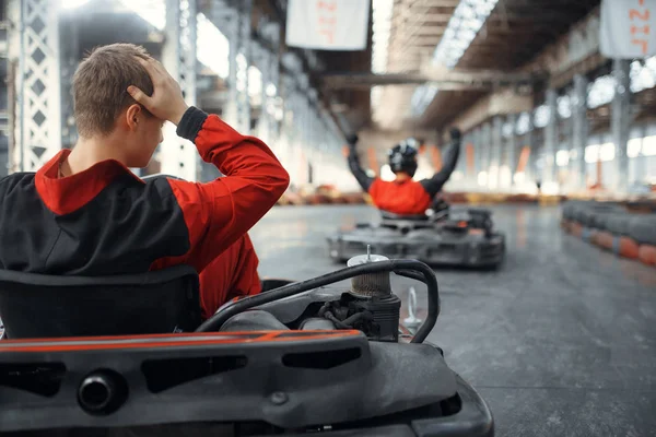 Dos Corredores Karts Ganador Perdedor Karting Auto Deporte Indoor Carrera — Foto de Stock