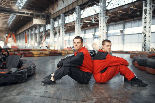 Два Картярських Гонщика Сидять Назад Землі Зображують Автоспорт Приміщенні Швидкість — стокове фото