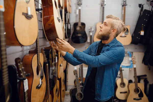 Jovem Barbudo Escolher Guitarra Acústica Loja Música Variedade Loja Instrumentos — Fotografia de Stock