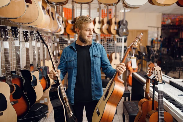 Baard Jongeman Die Akoestische Gitaar Kiest Muziekwinkel Assortiment Muziekinstrumentenwinkel Mannelijke — Stockfoto