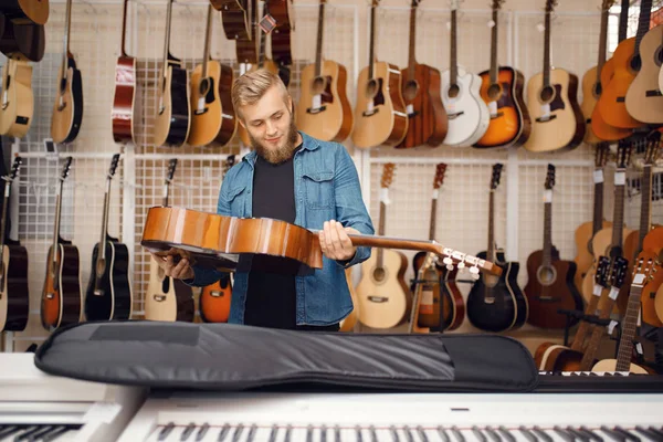 Guitarrista Masculino Coloca Guitarra Acústica Estojo Loja Música Sortimento Instrumentos — Fotografia de Stock